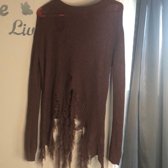 A distressed sweater - Picture 1 of 2